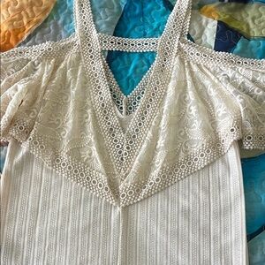 Gimmicks by BKE Cream Sleeveless Blouse